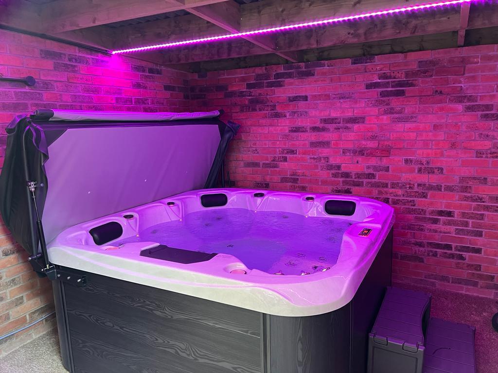 H2O- Retreat Plus- 13A Plug and Play Hot Tub - Gardens Of Style
