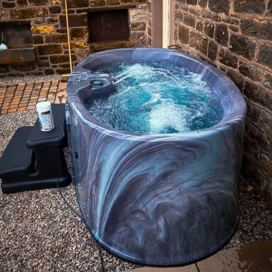 2 Person Strong Jets Hot Tub with Steps