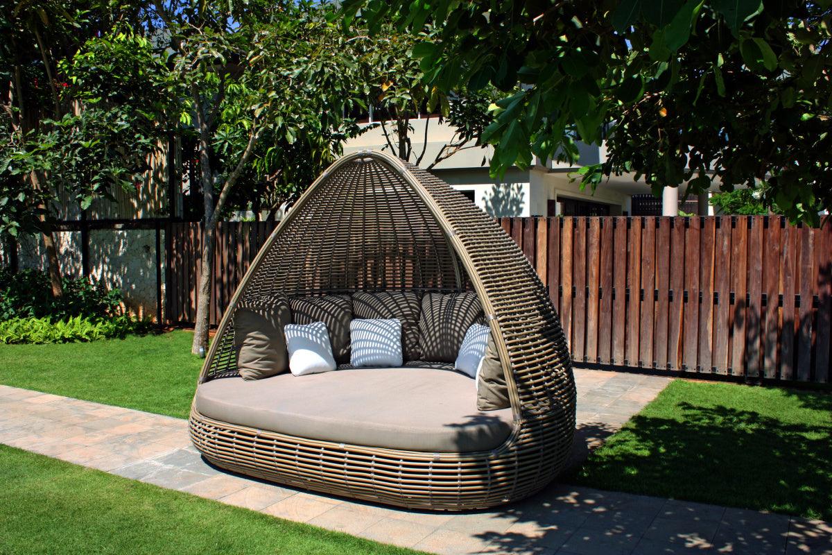 Shade daybed side angle