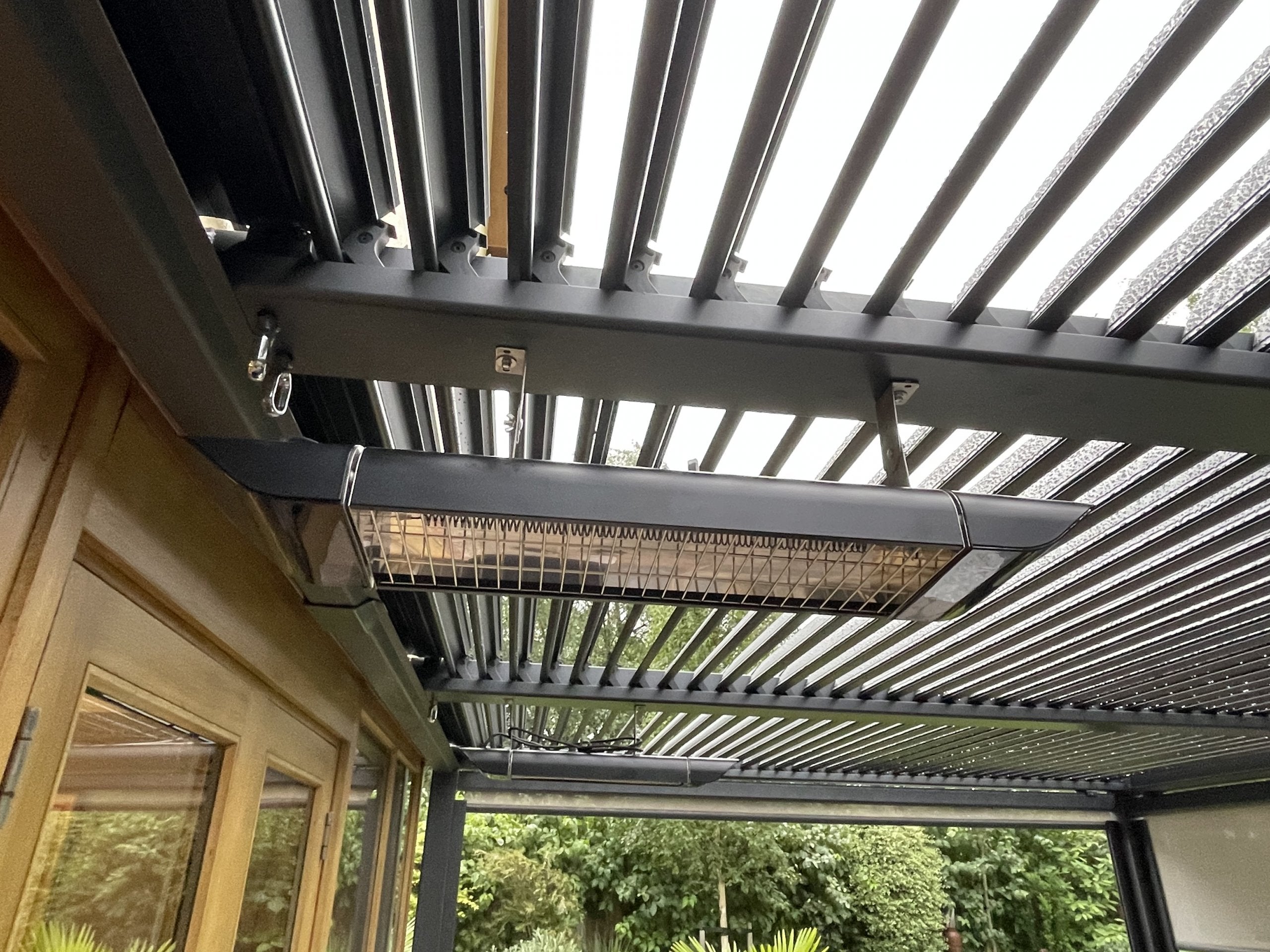 CLOSE UP OF FREE 2000W HEATER WITH MARANZA PERGOLA PURCHASE